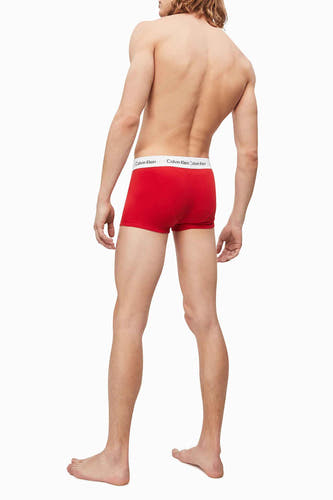 Rode boxers van Calvin Klein, gezien vanaf de achterkant, met een witte elastische band.