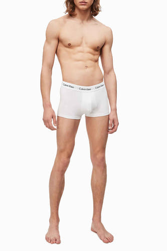 Boxer short blanc de Calvin Klein porté par un homme avec un torse nu.