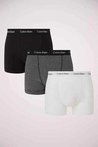 Shorts de boxers noirs Calvin Klein, versions rayées et blanches visibles dans une présentation empilée.