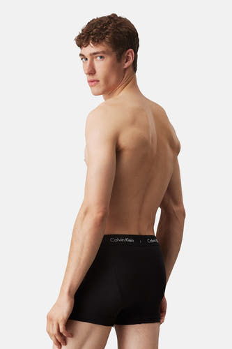 Zwarte boxershort van Calvin Klein, rugaanzicht van een man met een gespierd bovenlichaam.