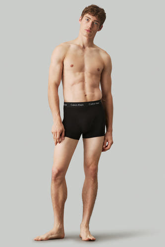 Short de boxers Calvin Calvin Klein, port par un modèle masculin avec un torse musclé visible.