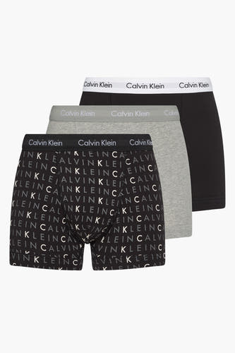 Shorts Calvin Klein noirs portés par un homme tatoué.