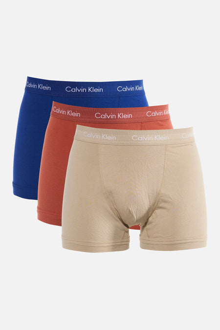 Boxer short brun-rouge de Calvin Klein, avec une bande de logo blanche sur le dessus.