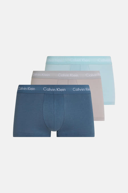 Boxershort de différentes couleurs de Calvin Klein, empilés et vus de face.