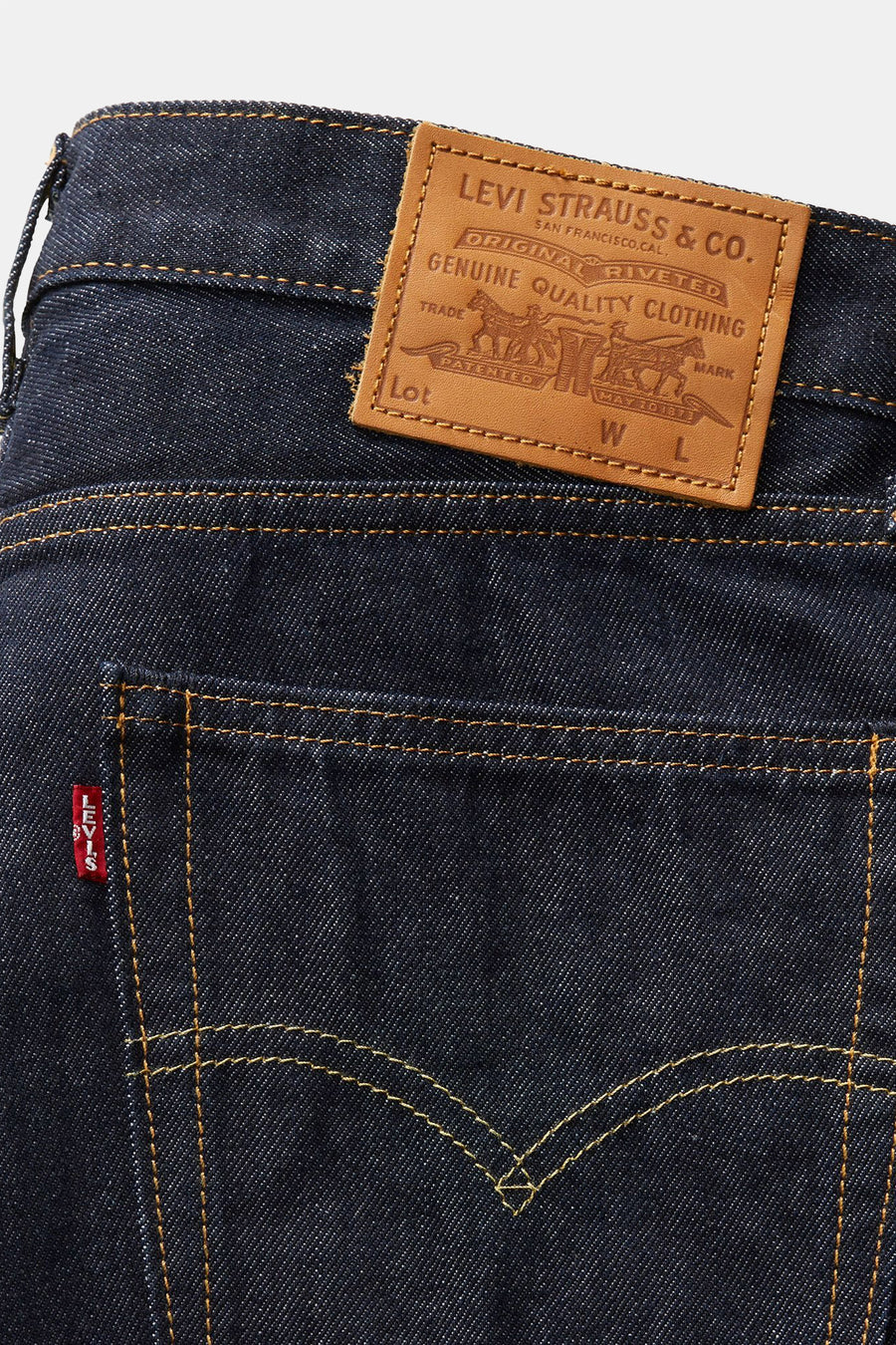 Close-up van een donkerblauwe Levi's jeans met bruin lederen label.