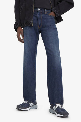 Jean droit en denim bleu de Levi's® avec des poches classiques et un lavage subtil.
