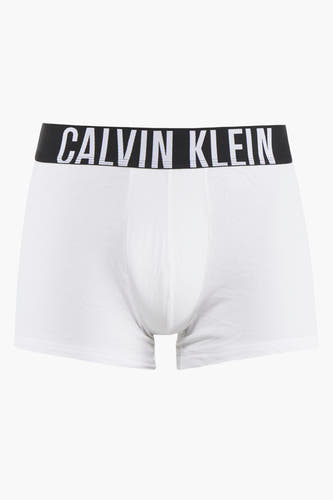Boxers blancs de Calvin Klein, avec une ceinture noire portant le logo.