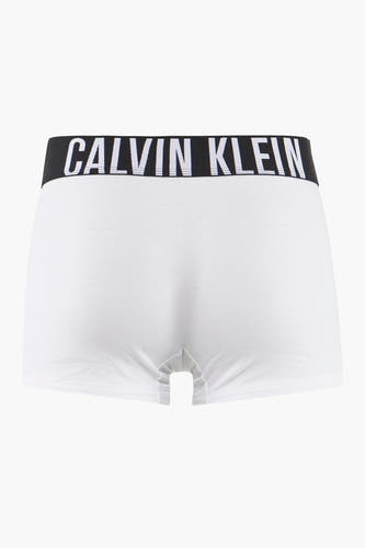 Boxers short blanc de Calvin Klein, avec une bande élastique noire à logo sur le haut.
