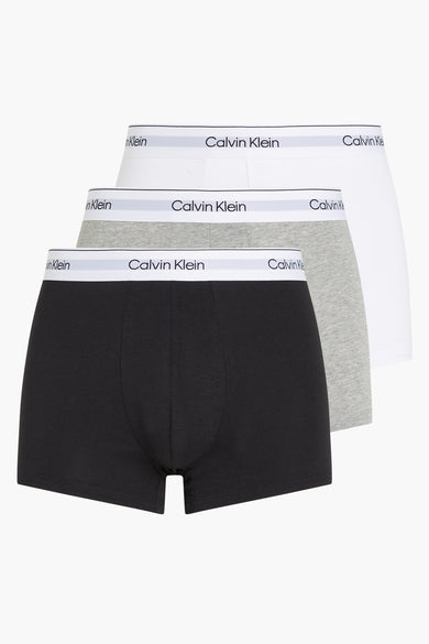 Boxer short gris Calvin Klein, vue arrière sur un modèle avec le haut du corps nu.