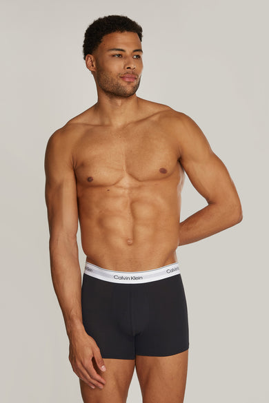 Short de boxers Calvin Calvin Klein, worn by a man man with his hand on his back.