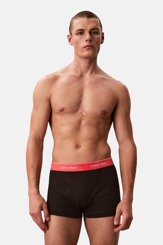 Boxer noir Calvin Klein, porté par un homme torse nu.