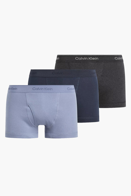 Lot de trois boxershorts Calvin Klein en couleurs unies : bleu clair, bleu marine et anthracite.