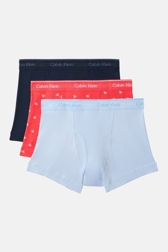 Boxer rouge Calvin Klein avec un imprimé intégral du logo "ck" blanc, montré sur un mannequin de dos.