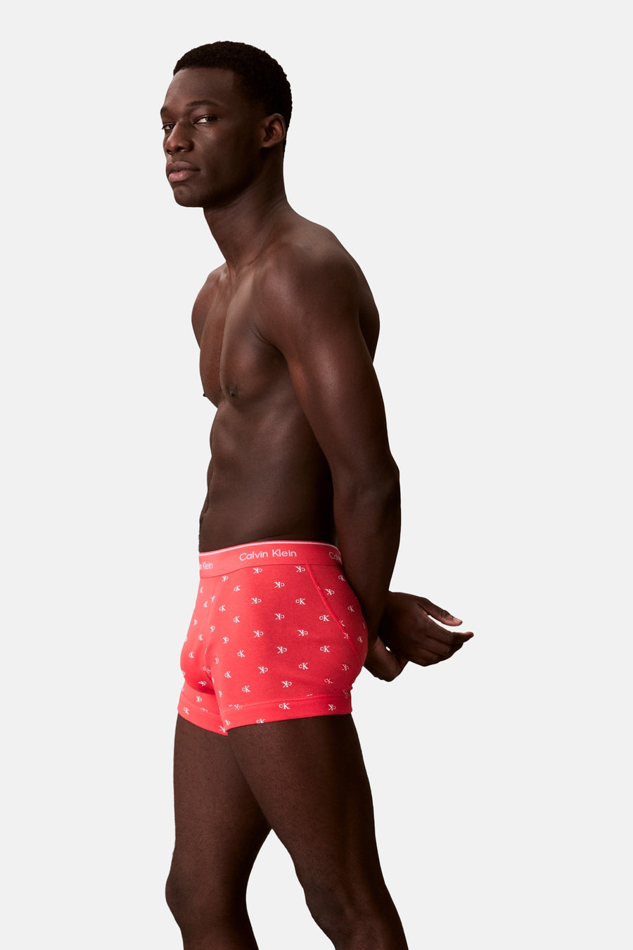 Boxer short rouge Calvin Klein, avec un motif de logo CK blanc et une ceinture élastique blanche.