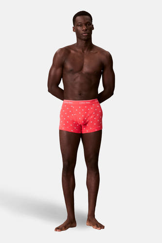 Boxer rouge Calvin Klein, avec un imprimé logo 'CK' blanc sur toute la surface.