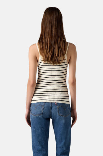 T-shirt beige avec des bandes spaghetti de Levi's, à carreaux noirs, porté avec un jean bleu.