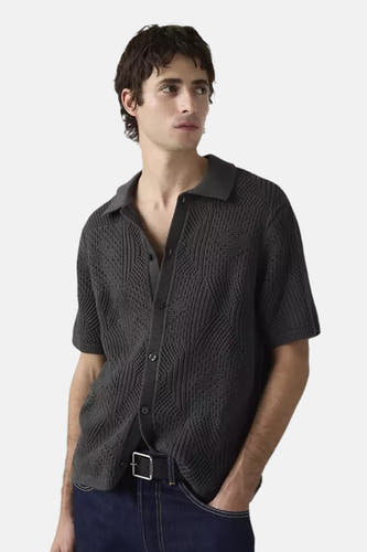 Zwart korte mouwen overhemd van Levi's® met textuur, geometrisch patroon en knoopsluiting, gedragen door model met jeans en riem, front view.