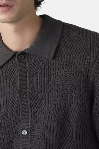 Zwart gebreid korte mouwen hemd van Levi's® met ribstructuur en knoopsluiting, close-up van bovenkant