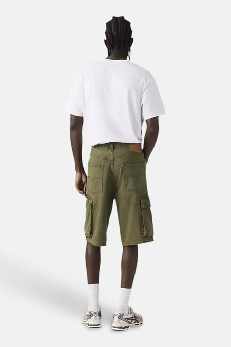 Groene cargo shorts van Levi's® met meerdere zakken, achterzijde, model in wit shirt en witte sokken