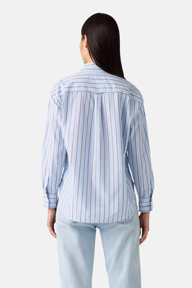 Chemise bleue à rayures de Levi's, manches longues, vue de dos, portée avec un jean bleu clair.