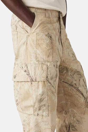 Camouflage cargobroek met zakken.