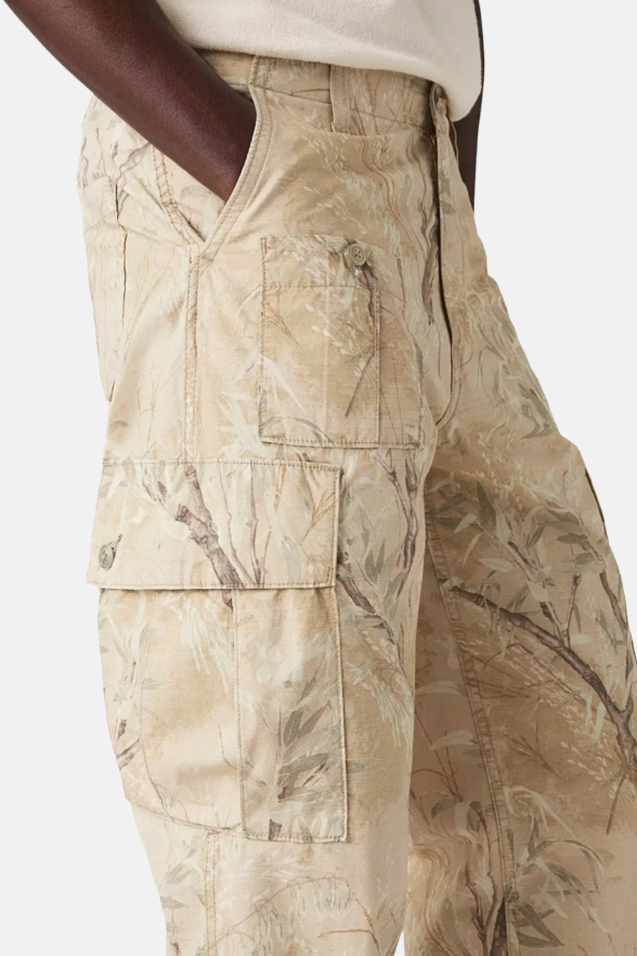 Camouflage cargobroek met zakken.