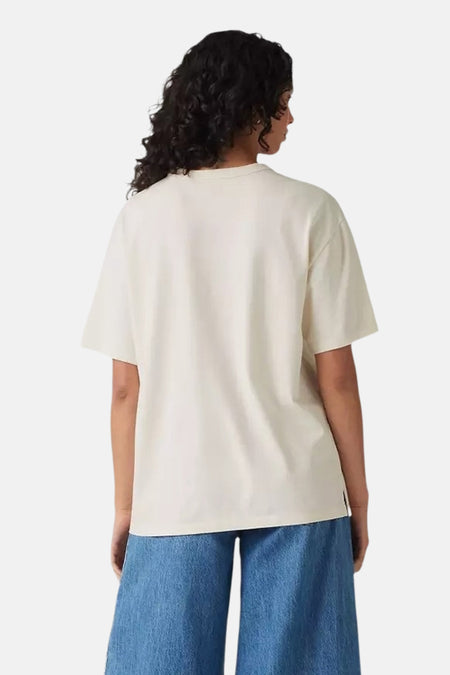 T-shirt écru à manches courtes de Levi's®, vue de dos, coupe ample, jean rayé en dessous