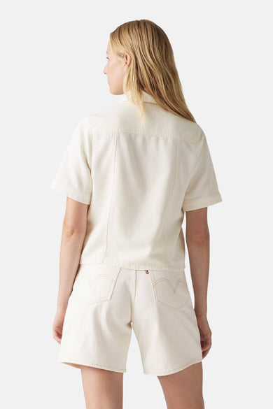 Achterkant van een vrouw in een crèmekleurige shortset.