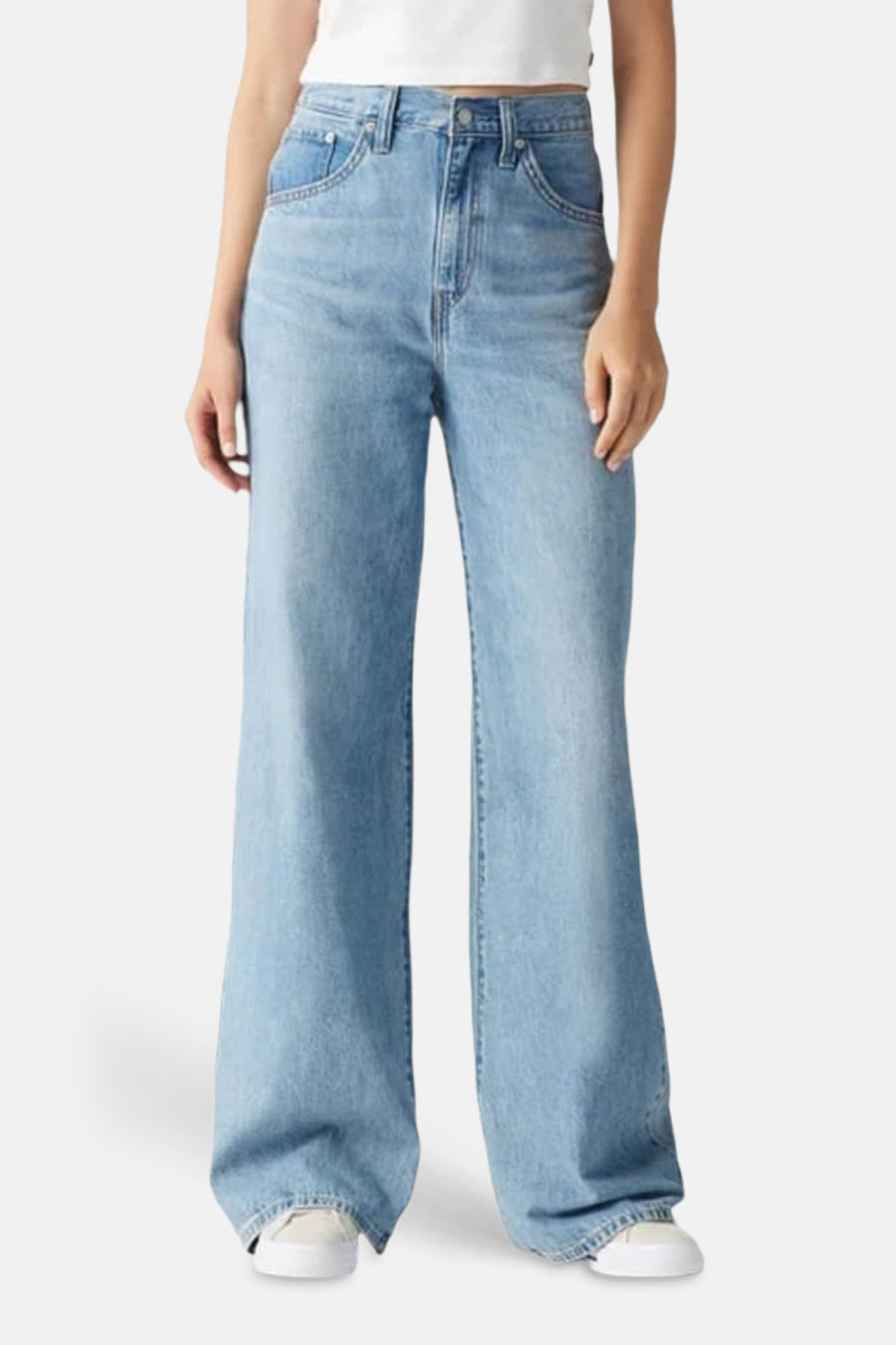 Wijde jeans van lichtblauw denim van Levi's®, met wijde pijpen en witte sneakers.