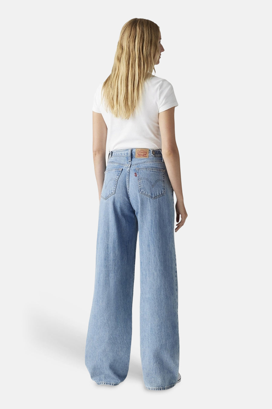 Wijde jeans van lichtblauw denim van Levi's®, gezien van achteren, gecombineerd met een wit T-shirt.
