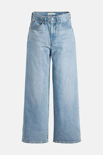 Jean décontracté de denim bleu clair de Levi's®, avec des poches classiques et une coupe ample.