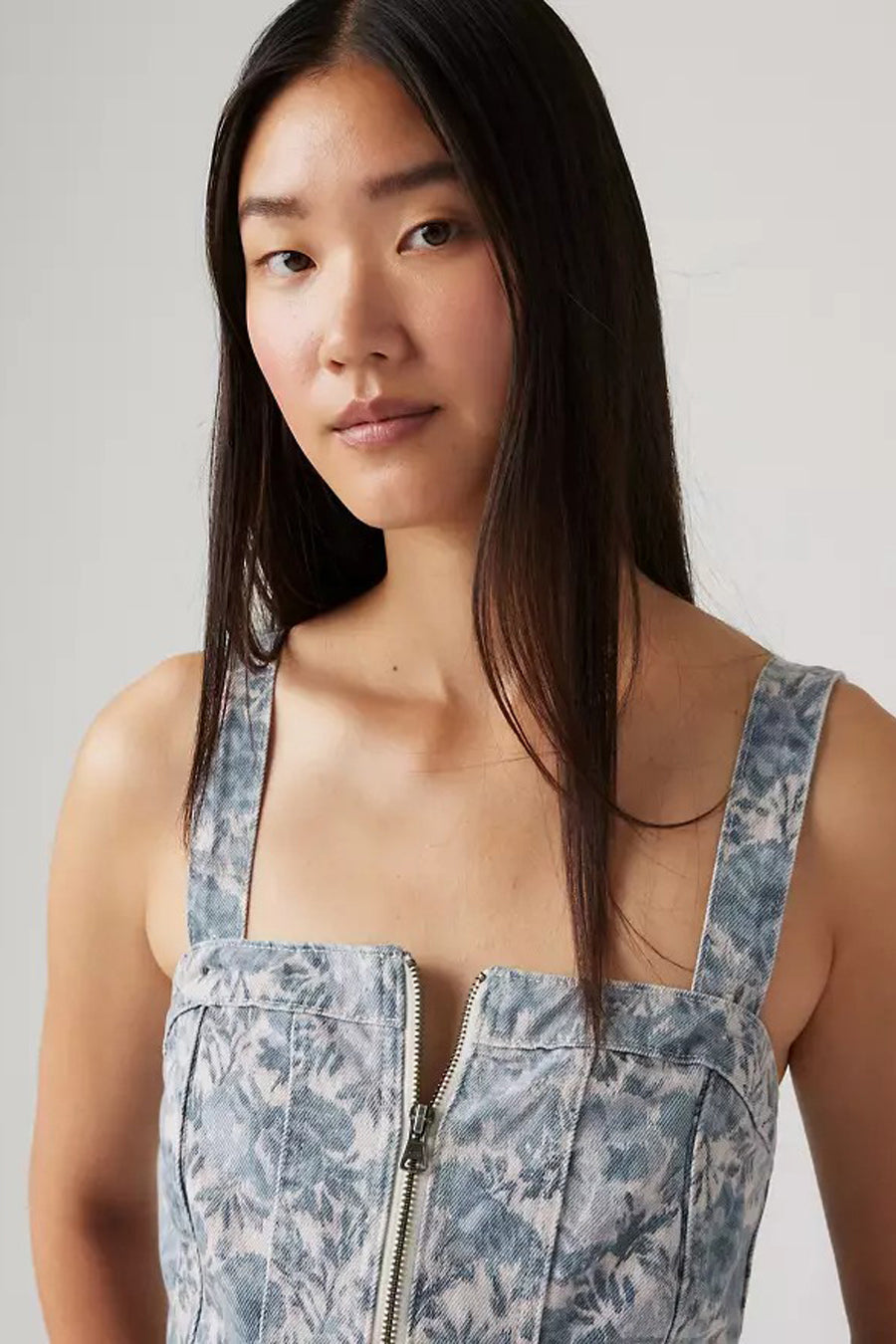 Blouse sans manches en denim bleu clair de Levi's® avec motif floral et fermeture éclair.