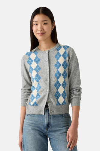 Gilet gris de Levi's® avec un motif carreaux d'argyle, porté sur un jeans bleu avec une ceinture noire.