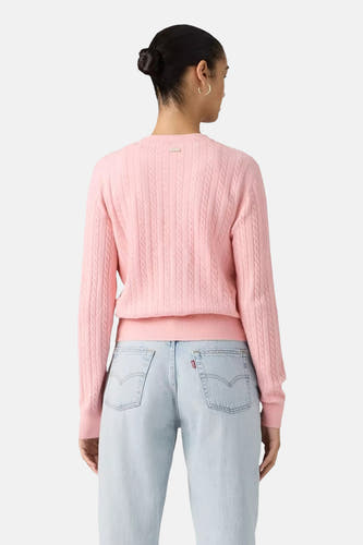 Roze gilet van Levi's, met kabelpatroon, gecombineerd met een lichte denim broek, achterzijde.
