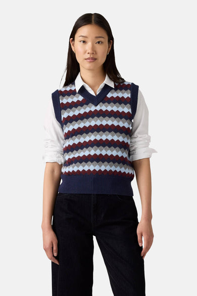 T-shirt multicolore de Levi's®, à carreaux, porté sur une chemise blanche et des jeans noirs.