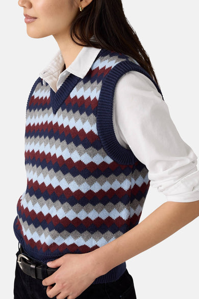 T-shirt multicolore de Levi's®, à carreaux, porté sur une chemise blanche.