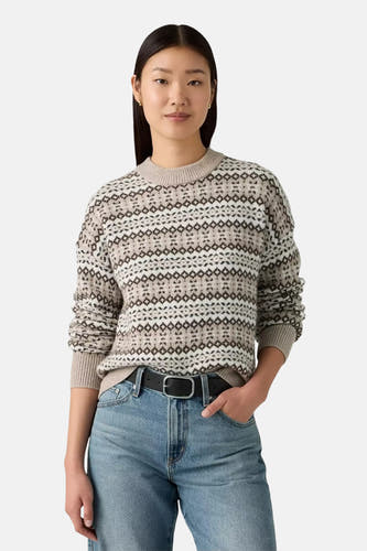 Sweat-shirt multicolore à col rond de Levi's®, avec un motif fair isle, porté avec une ceinture noire et des jeans.