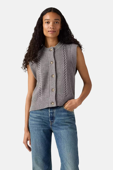 Veste grise de Levi's, avec côtes et boutons, portée sur un jean bleu.