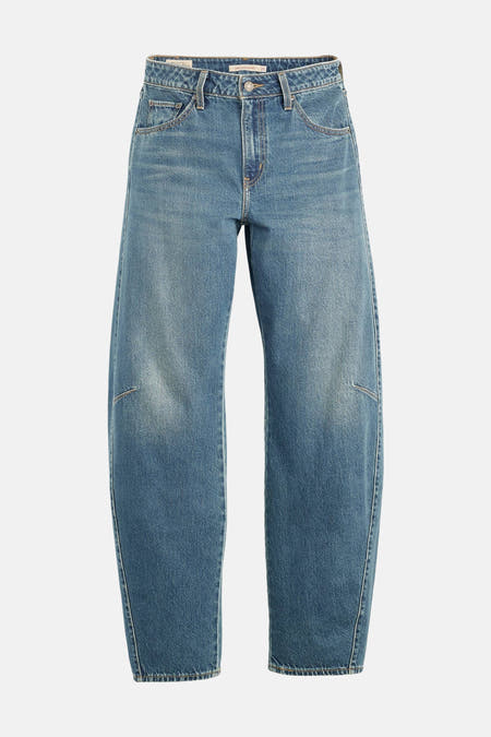 Jean en denim bleu clair avec une forme spéciale de Levi's®, doté de détails marquants.