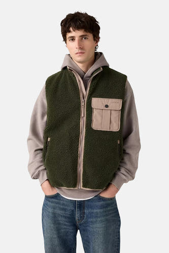 Gilet vert de Levi's avec une texture en fourrure et un détail de poche beige.