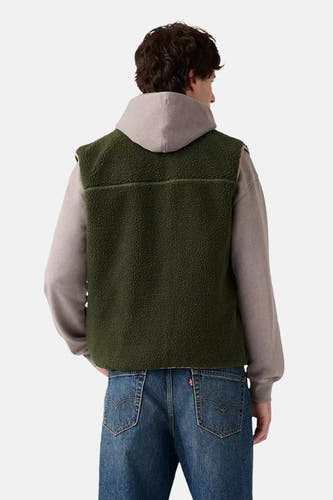 Gilet vert de Levi's, porté sur un hoodie gris et des jeans bleus, vue arrière.