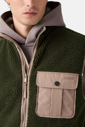 Groene bodywarmer van Levi's met een teddy textuur en een beige zakdetail.