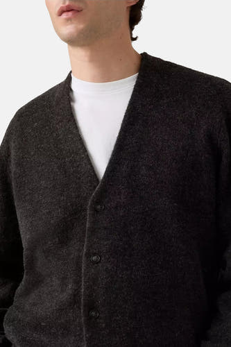 Gilet gris de Levi's, porté sur un t-shirt blanc.