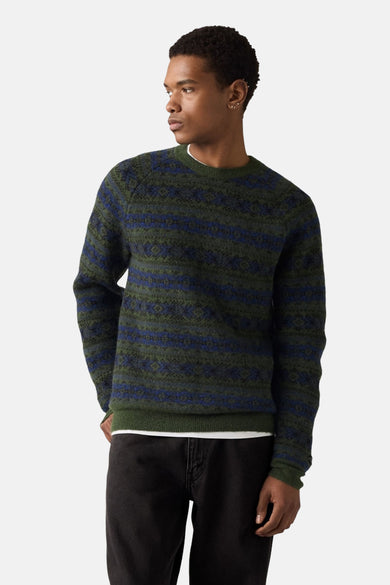 Sweat-shirt multicolore à col rond de Levi's, avec un motif et porté avec un jean noir.
