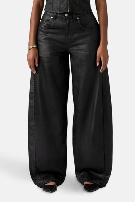 Jean spécial fit noir de denim de Levi's®, avec des jambes larges et un bracelet en argent.