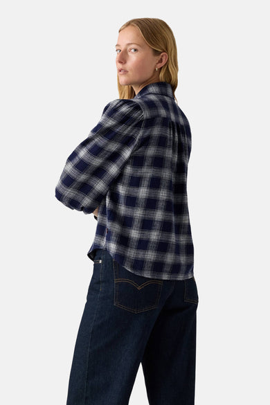 Chemise bleue à manches longues de Levi's, avec un motif rayé.
