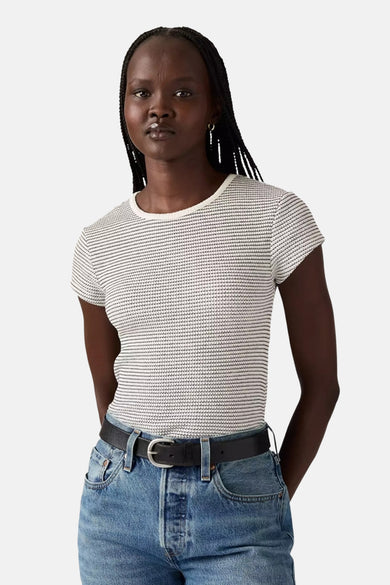T-shirt multicolore à manches courtes de Levi's, avec un motif à rayures horizontales, associé à un jean bleu.