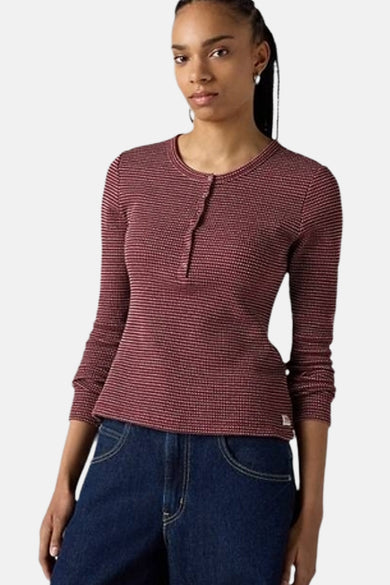 T-shirt de couleur bordeaux à manches longues de Levi's, avec une fine bande horizontale et une fermeture à boutons.