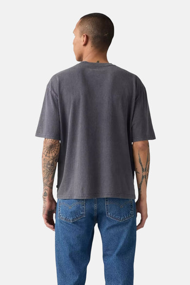 T-shirt gris à manches courtes de Levi's®, vu par derrière, avec des tatouages sur les deux bras, porté avec un jean.