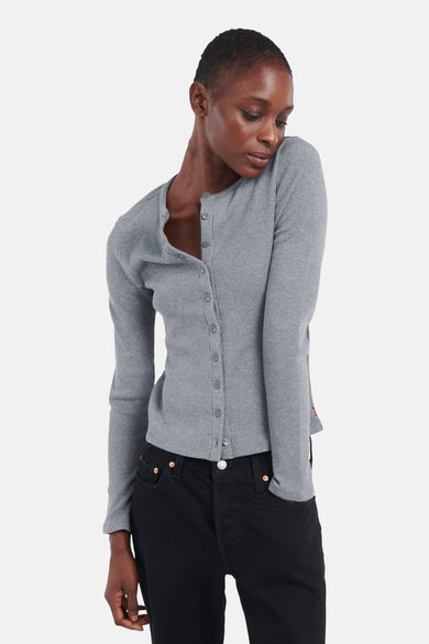 T-shirt gris à longues manches de Levi's®, texture rayée, fermeture à boutons et porté avec un jean noir.